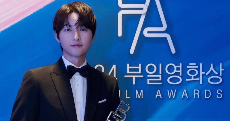 Song Joong Ki Perlihatkan Alat Perawatan Wajah, Bikin Tampil Menawan!